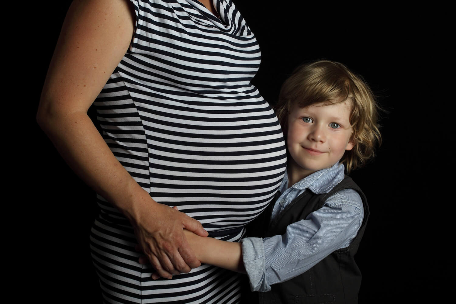 těhotenská fotografie maminky a staršího brášky