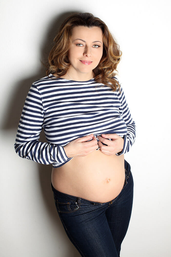 těhotenská fotografie s pruhovaným trikem