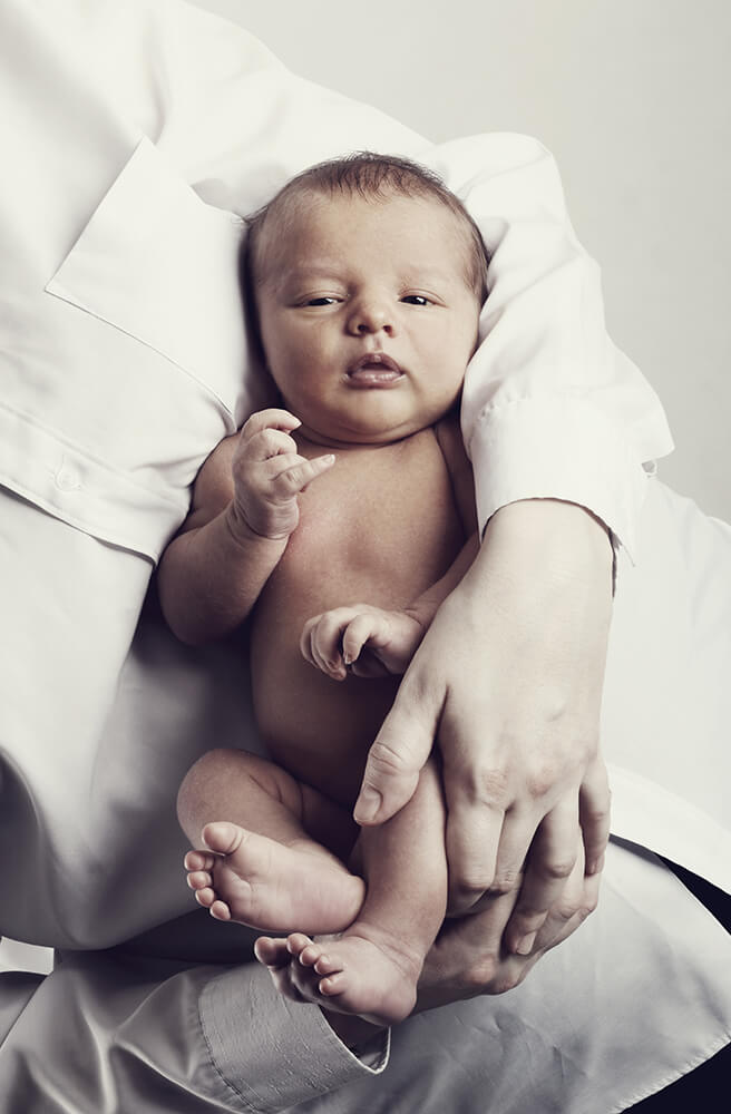 rodinná fotografie novorozence v náručí