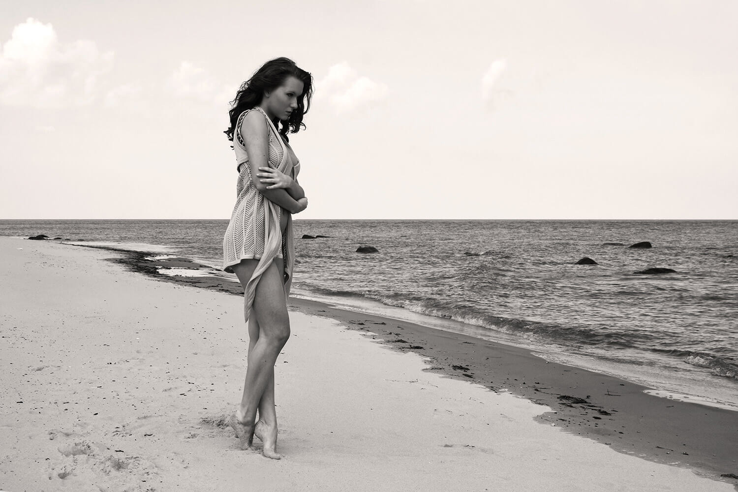 fashion fotografie ženy v delším svetru na pláži laděná do hněda