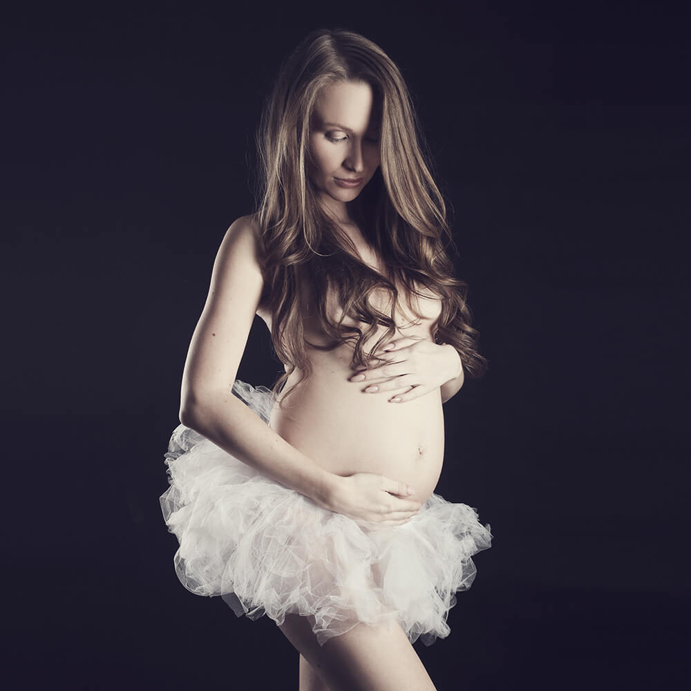 těhotenská fotografie s baletní sukní na černém pozadí
