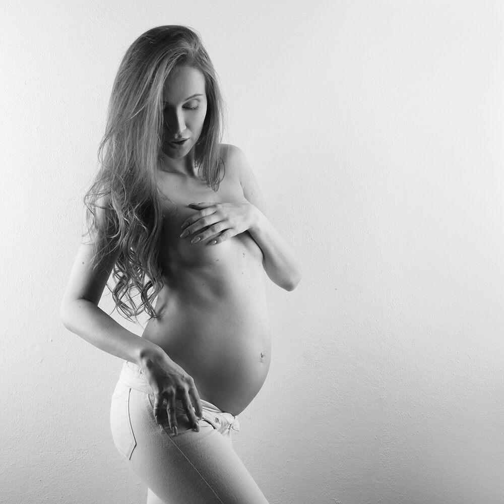 černobílá těhotenská fotografie na světlém pozadí