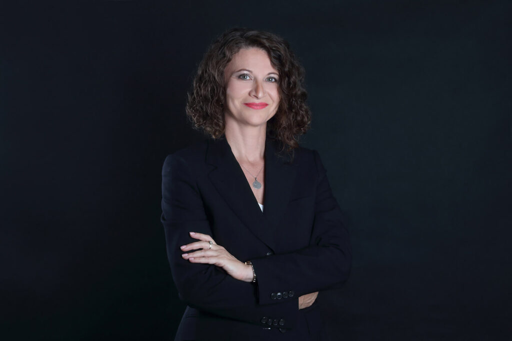 business portrét ženy v černém saku na tmavém pozadí
